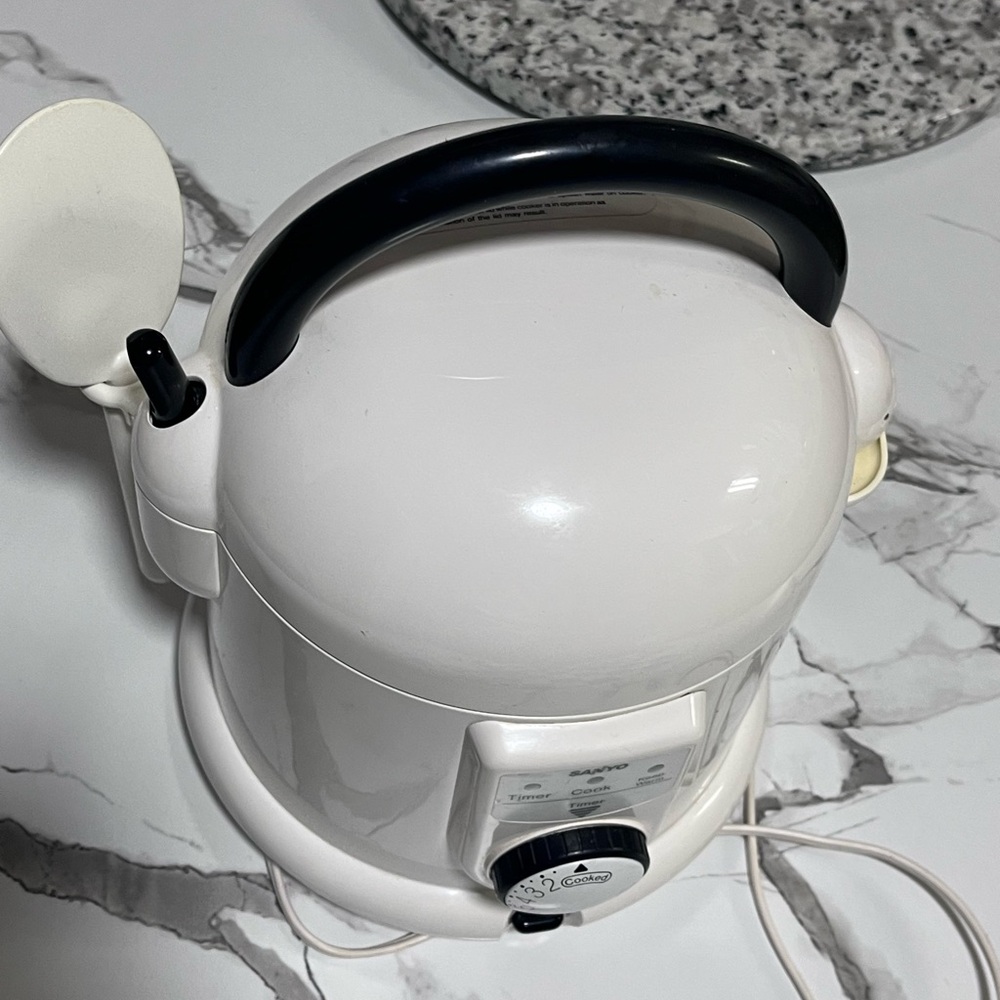 Sanyo Vintage White Rice Cooker - Picture 2 of 12